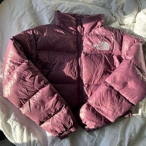 CROPPED NORTH FACE PUFFER. Plum purple/pink color.
